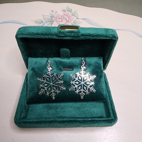 HOST PICK Vintage Earrings Snowflakes, Christmas,Clip On Earrings, Silver - Picture 8 of 8